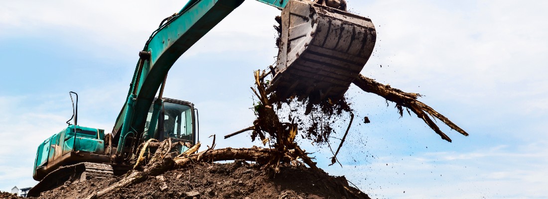 Un bulldozer prépare le terrain pour une construction