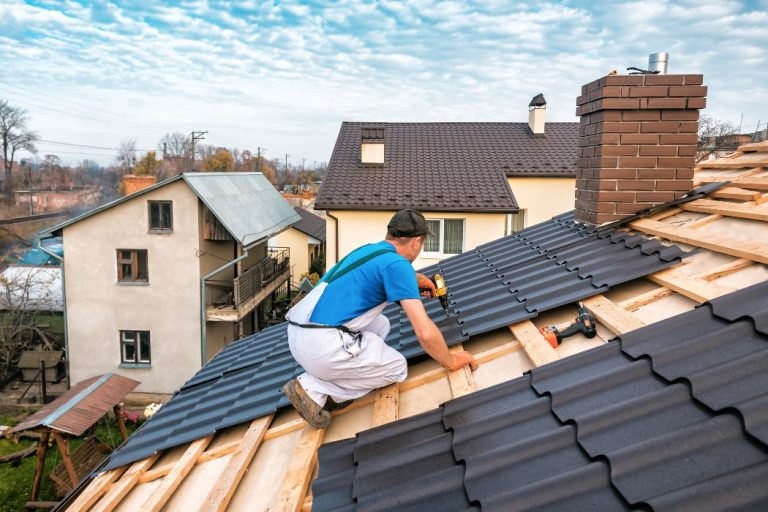 Un couvreur sur le toit d'une maison