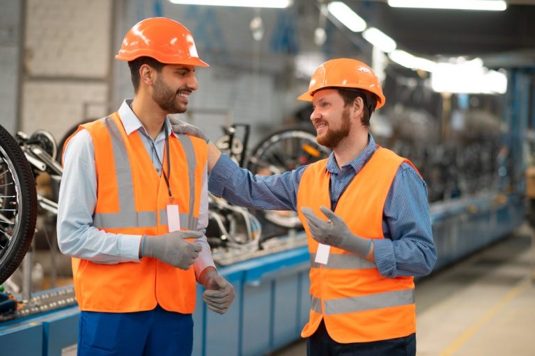 Deux hommes en industrie avec un casque orange