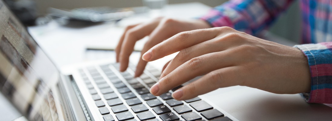 Un homme écrit sur un clavier