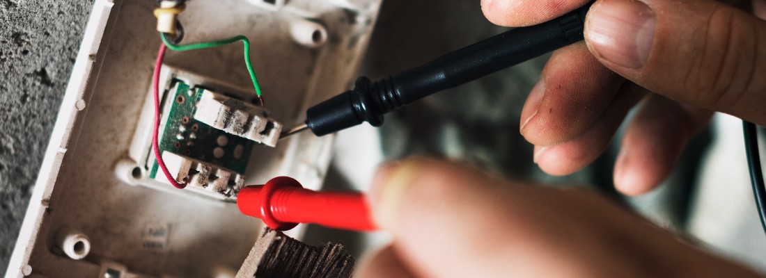 Une personne effectue une installation électrique