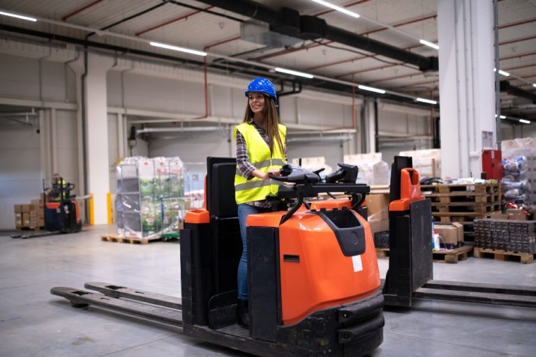 Une femme cariste sur un chariot élévateur