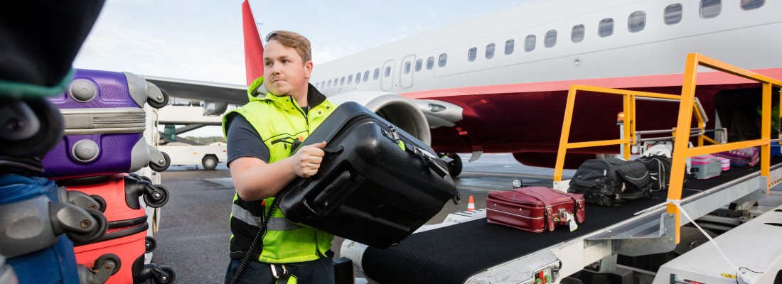 Un bagagiste décharge un avion