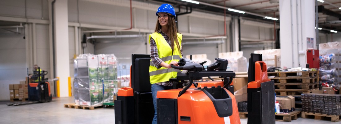 Une femme cariste sur un chariot élévateur