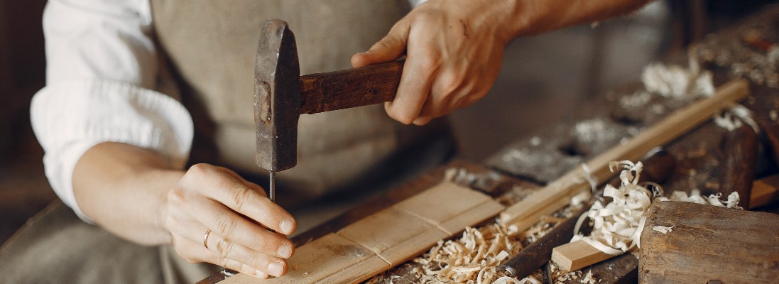 Une menuisier travaille le bois