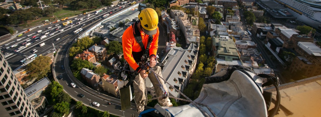 Un ouvrier travaille en hauteur