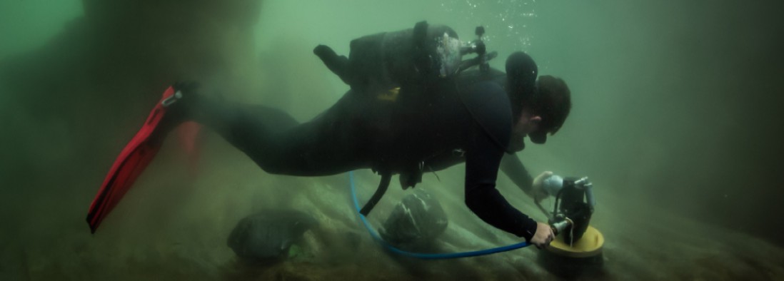 Un scaphandrier travaille au fond de l'eau