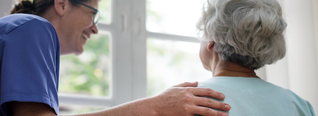 Une infirmière avec une personne âgée