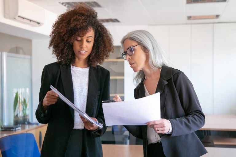 Deux femmes discutent dans un bureau