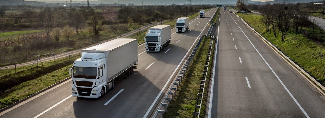 Plusieurs camions sur l'autoroute