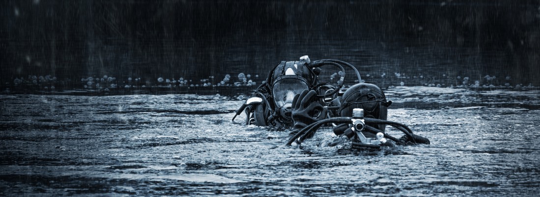 Des scaphandriers à la surface de l'eau