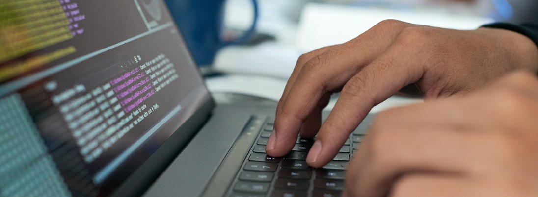 Un homme qui écrit sur son ordinateur portable