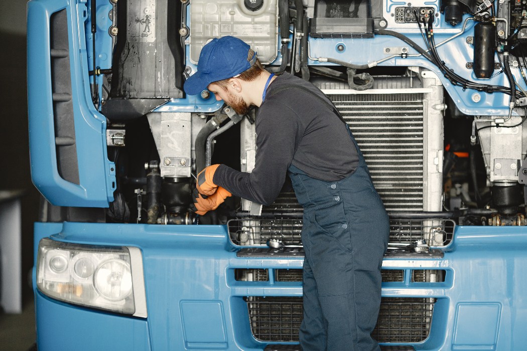 Un mécanicien PL répare un camion