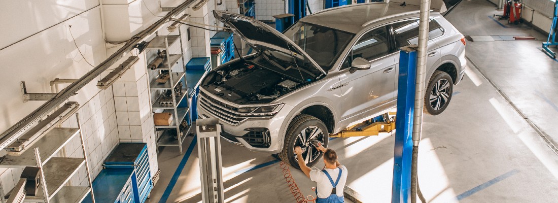Un garagiste change le pneu d'une voiture