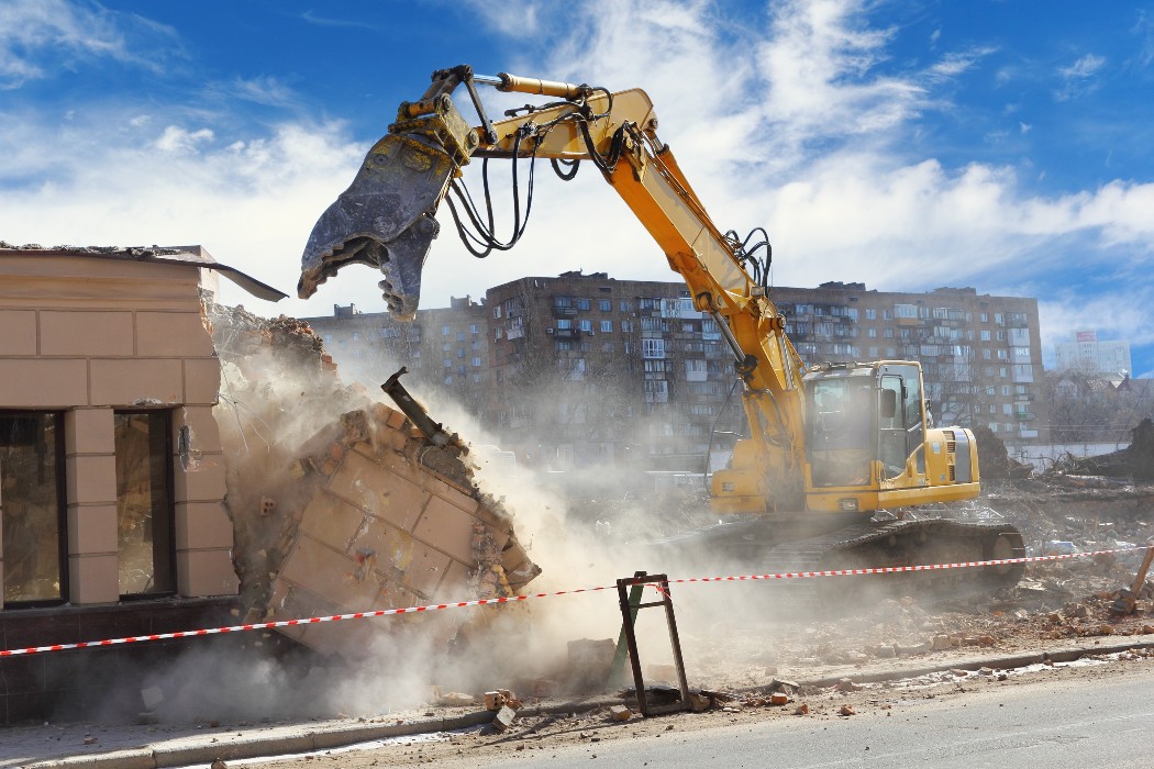 Une machine démolit une maison