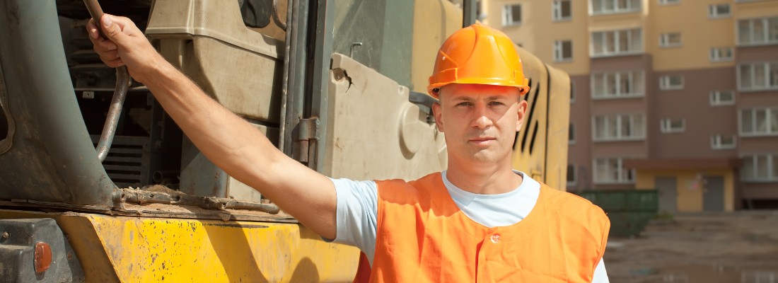 Portrait d'un conducteur d'engins de démolition