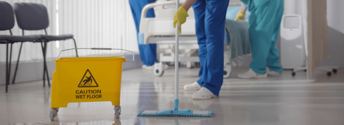 Des agents d'entretien hospitaliers nettoient une chambre