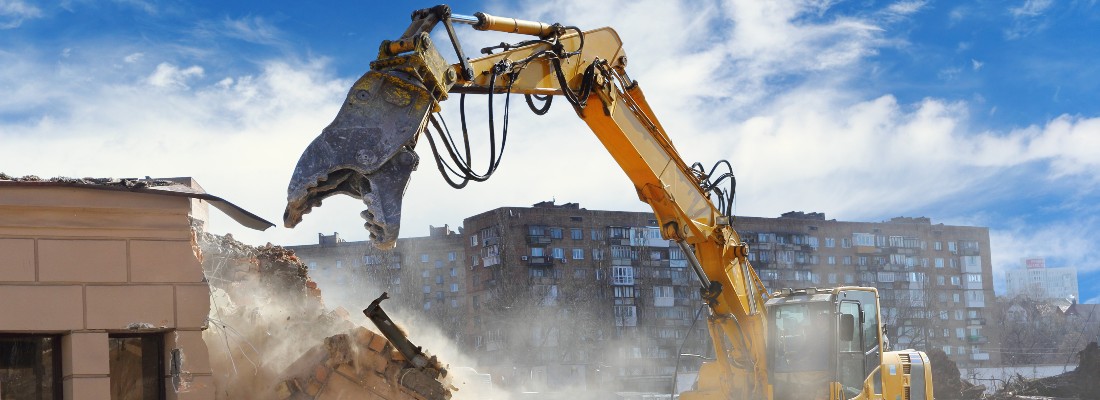 Une machine démolit une maison