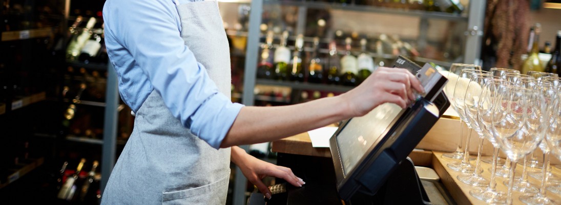 Une caissière encaisse une commande