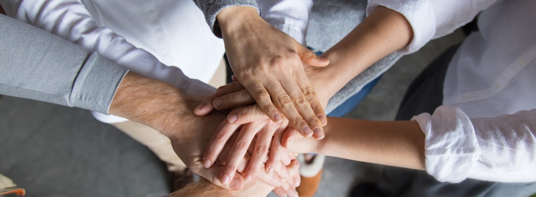 Sept personnes mains sur les mains