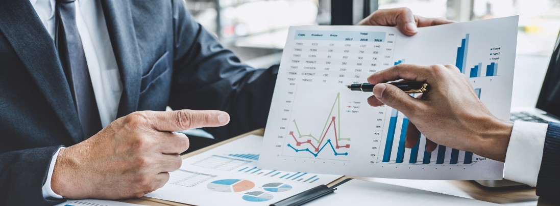 Deux personnes analysant un rapport